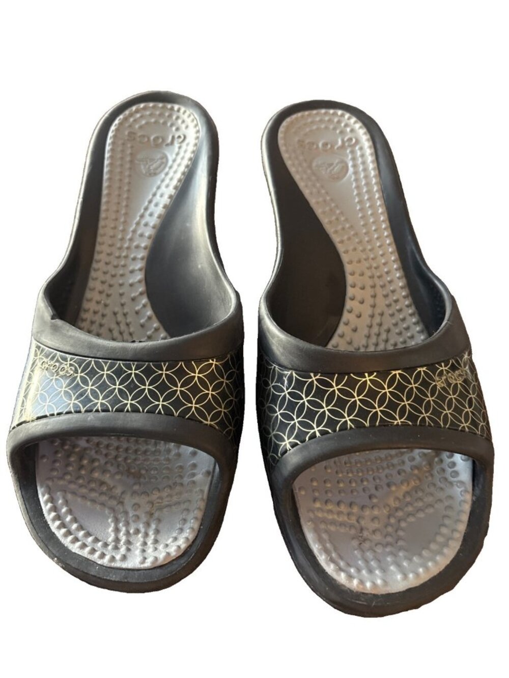 Crocs Sassari Slide Wedge Sandals Black Gold Geometric Comfort Shoes sz 9 EUC